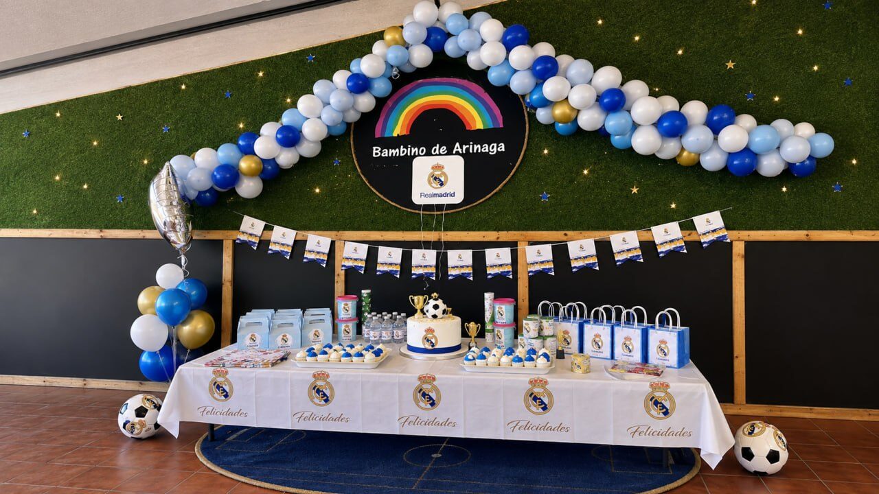 Cumpleaños infantil con temática Real Madrid, pastel y decoración blanca y azul en Bambino de Arinaga